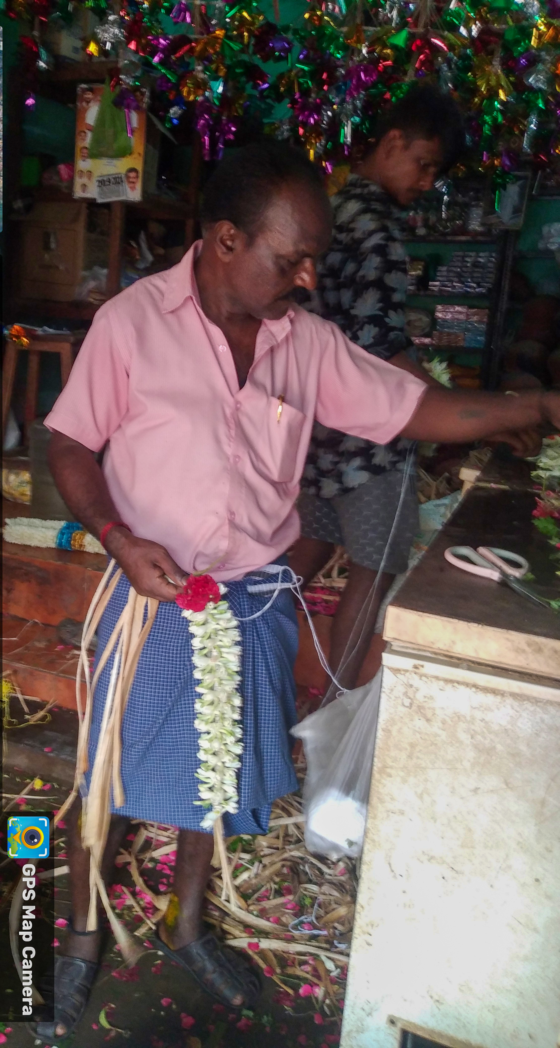 மலர் மாலை தொடுத்தல்