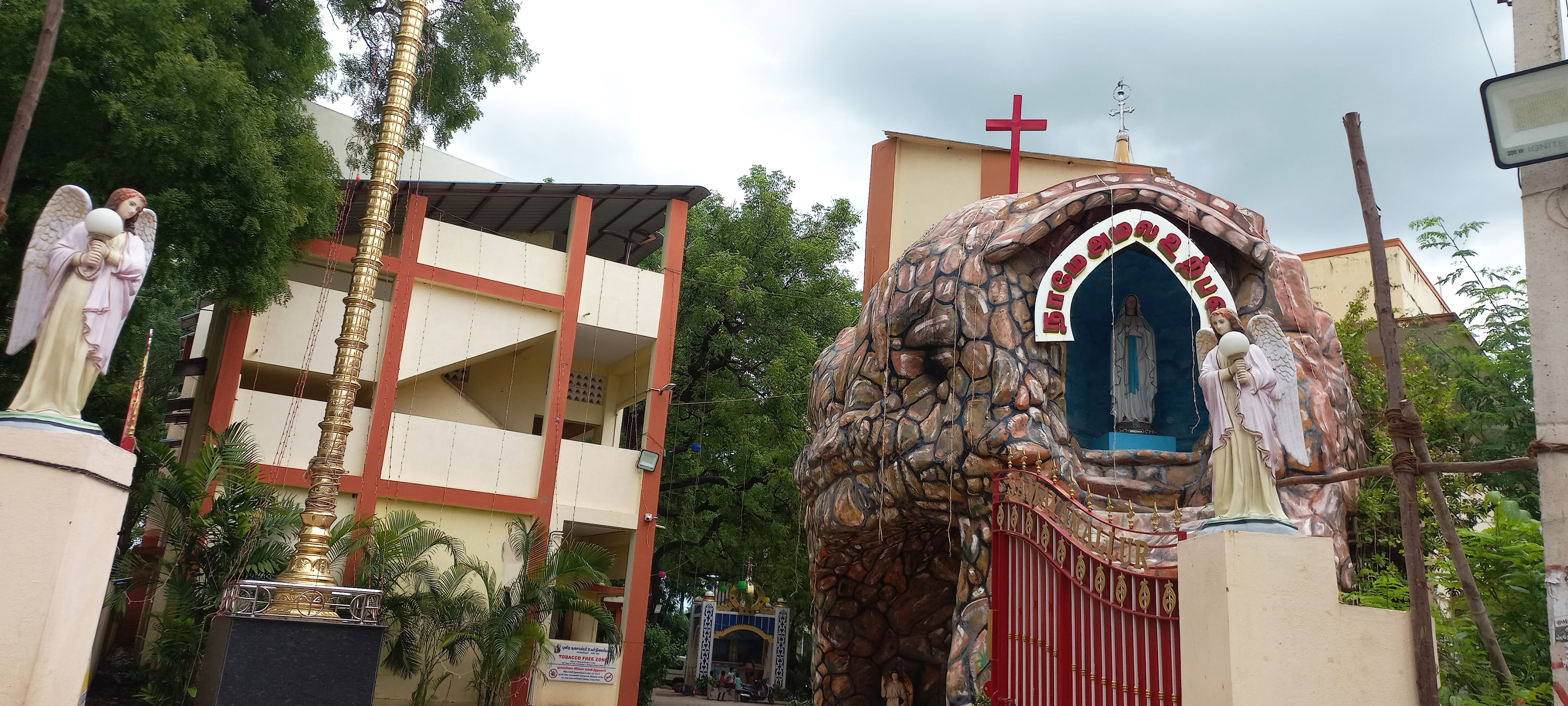 புனித சூசையப்பர் தேவாலயத்தின் நுழைவாயில்