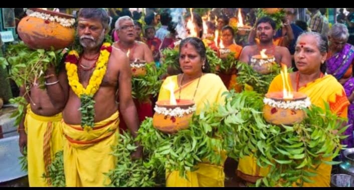 புரட்டாசி களரி திருவிழாவில் தீச்சட்டி எடுக்கும் சடங்கு