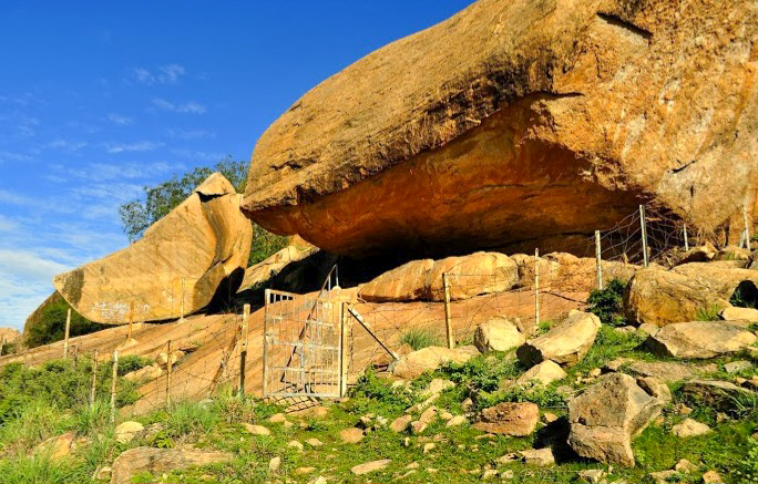 ஓவாமலையிலுள்ள இயற்கை குகைத் தளம்