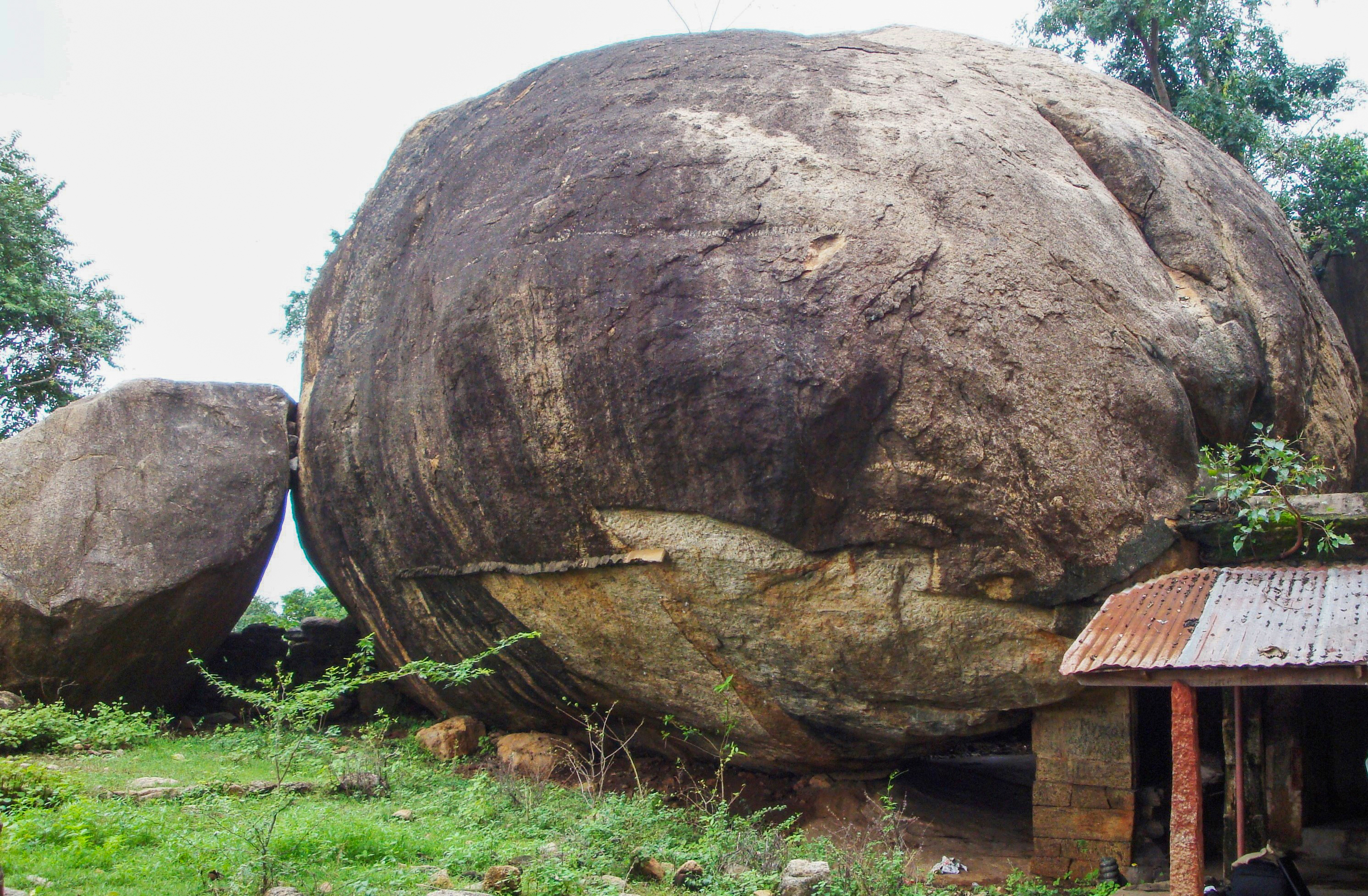 ஞானியர்மடம் குகைத் தளம்
