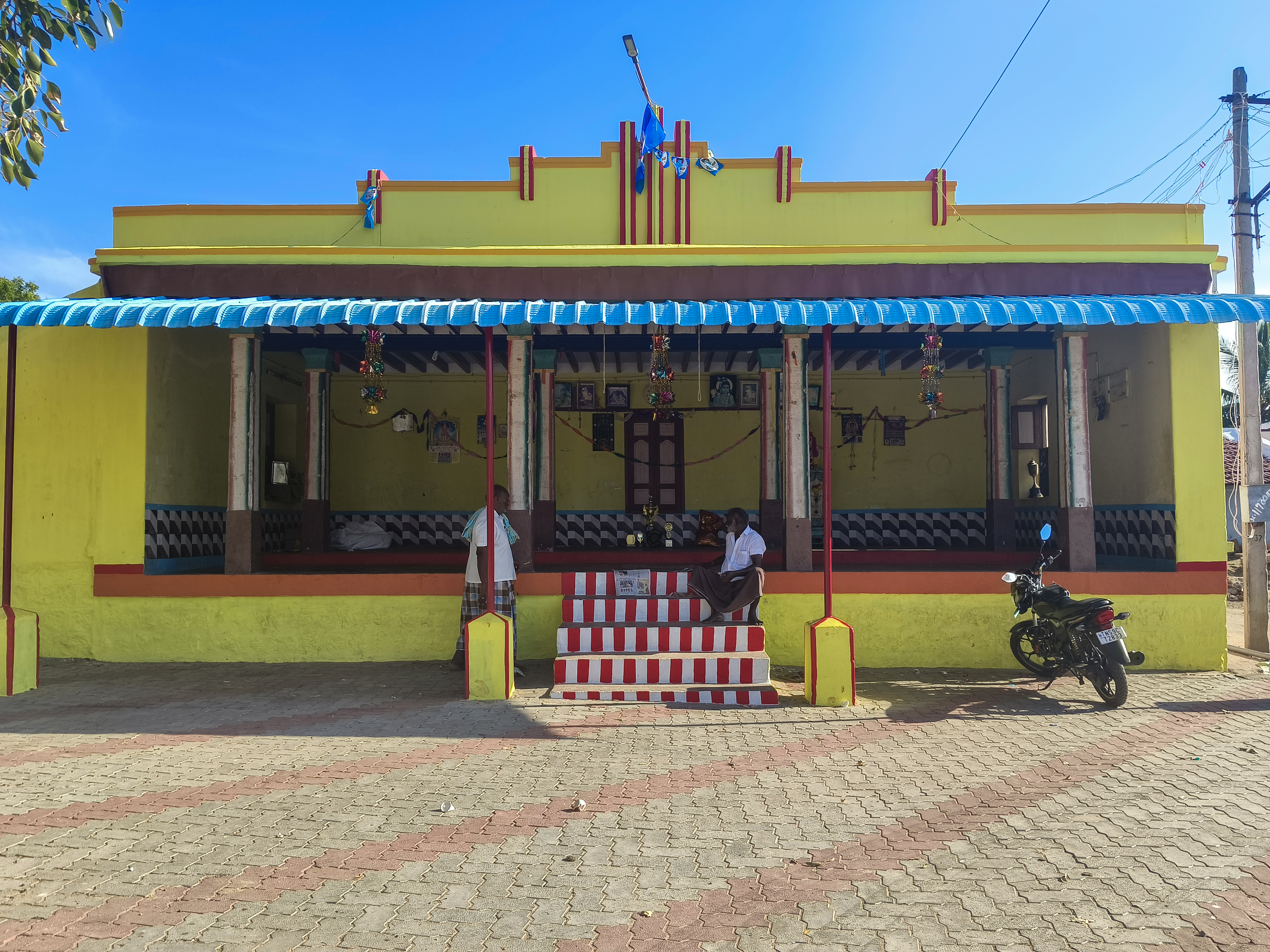 ஊர்ச்சாவடி வெளிப்புறத் தோற்றம்