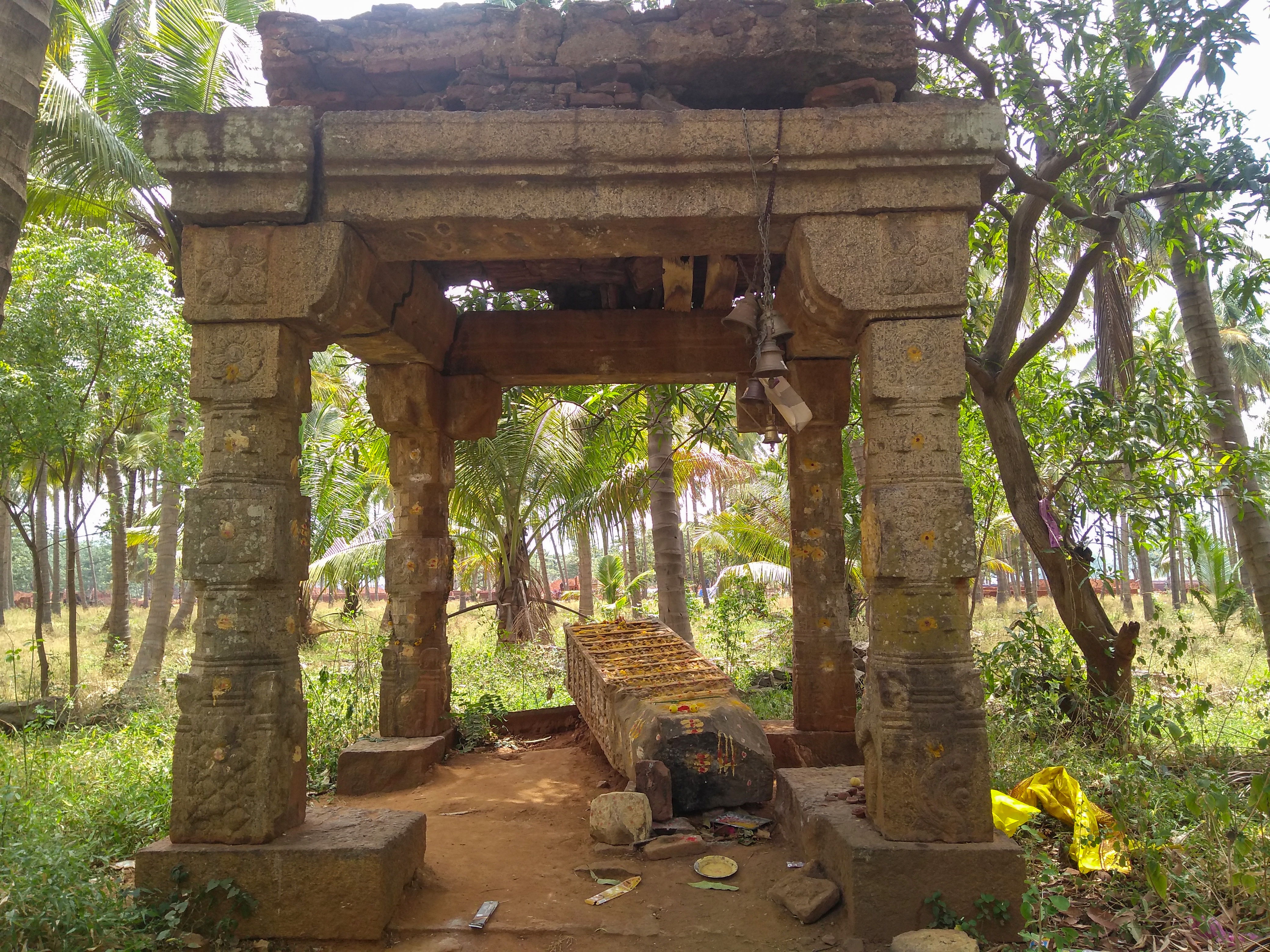 வழிபாட்டுத் தூண் கல் அமைந்துள்ள மண்டபம்