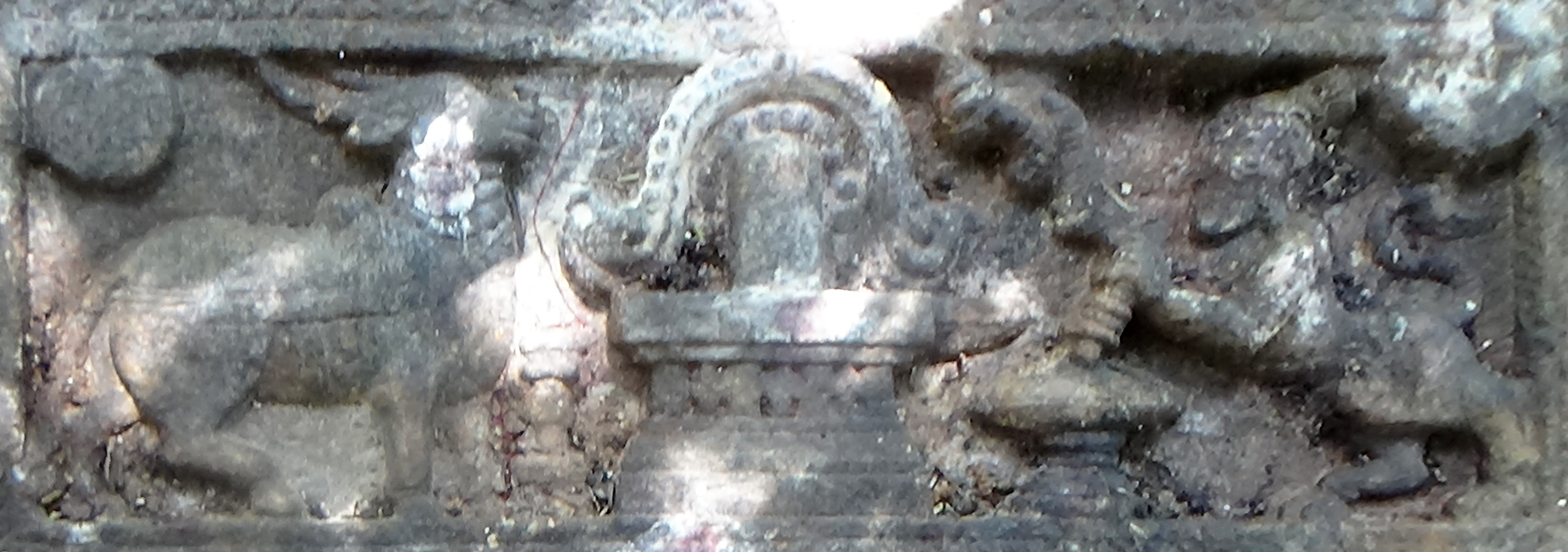 தூணின் ஒரு பகுதி