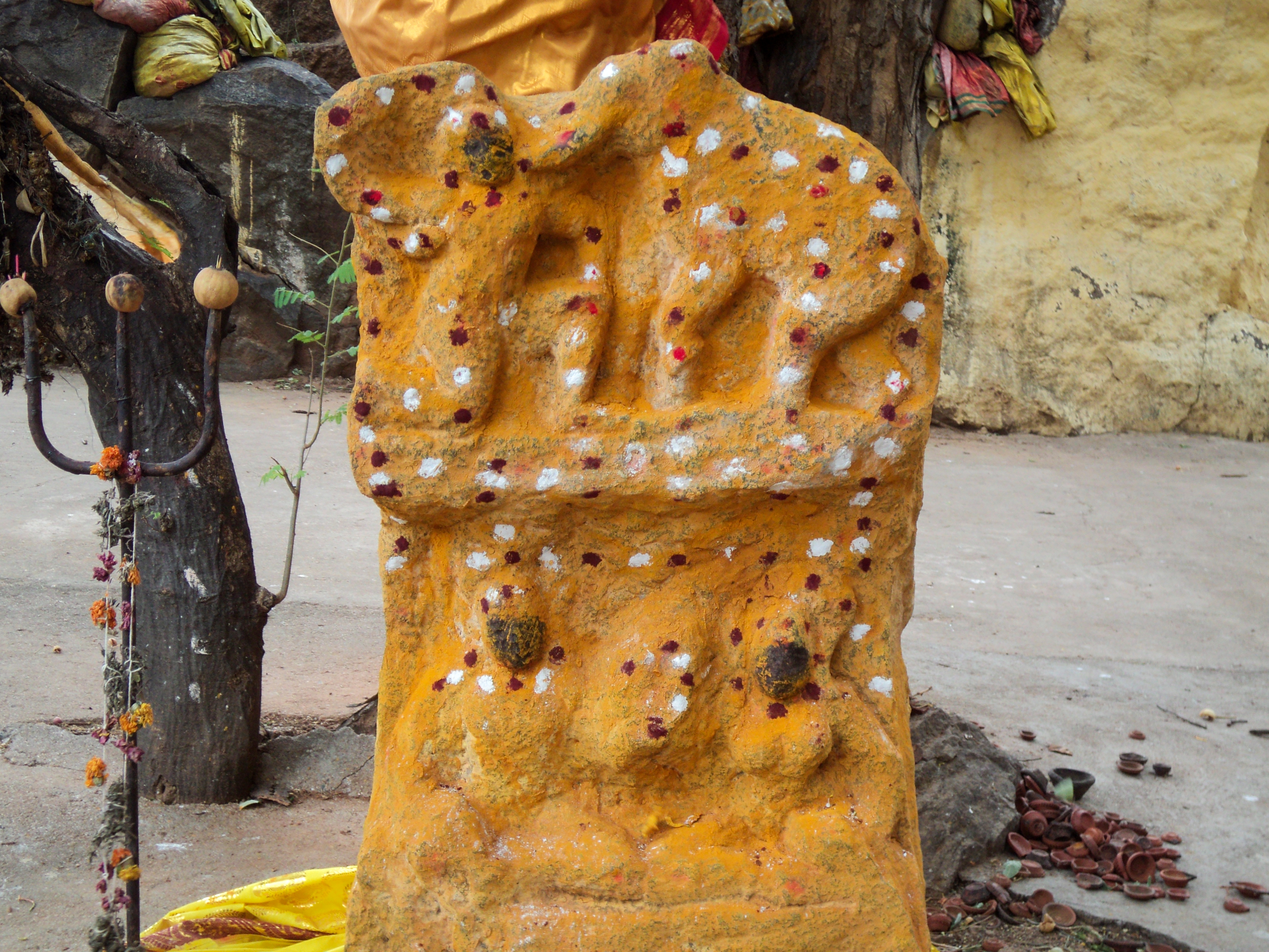 யானை குத்திப் பட்டான் நடுகல்