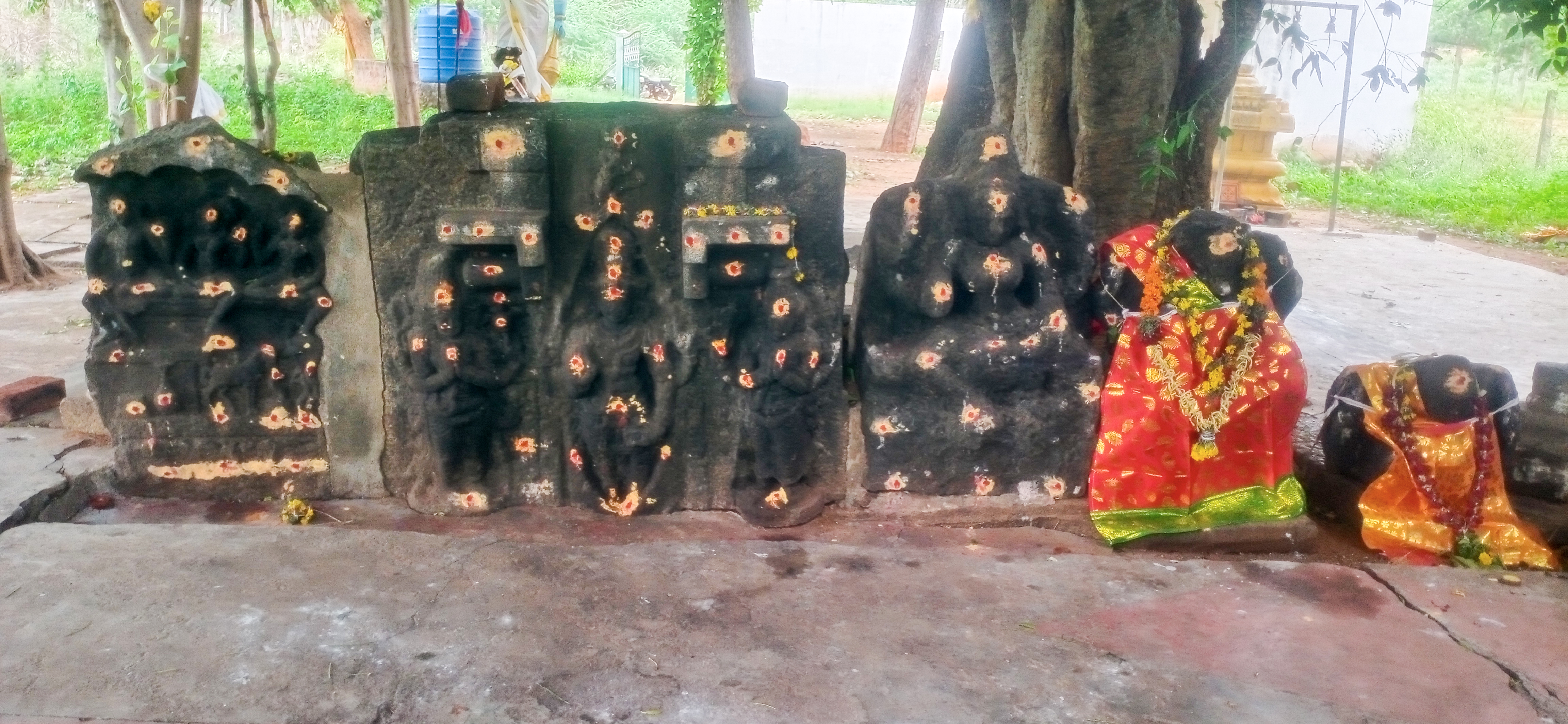 பொட்டியம்மன் கோயில் வளாகத்திலுள்ள சிற்பத் தொகுதி