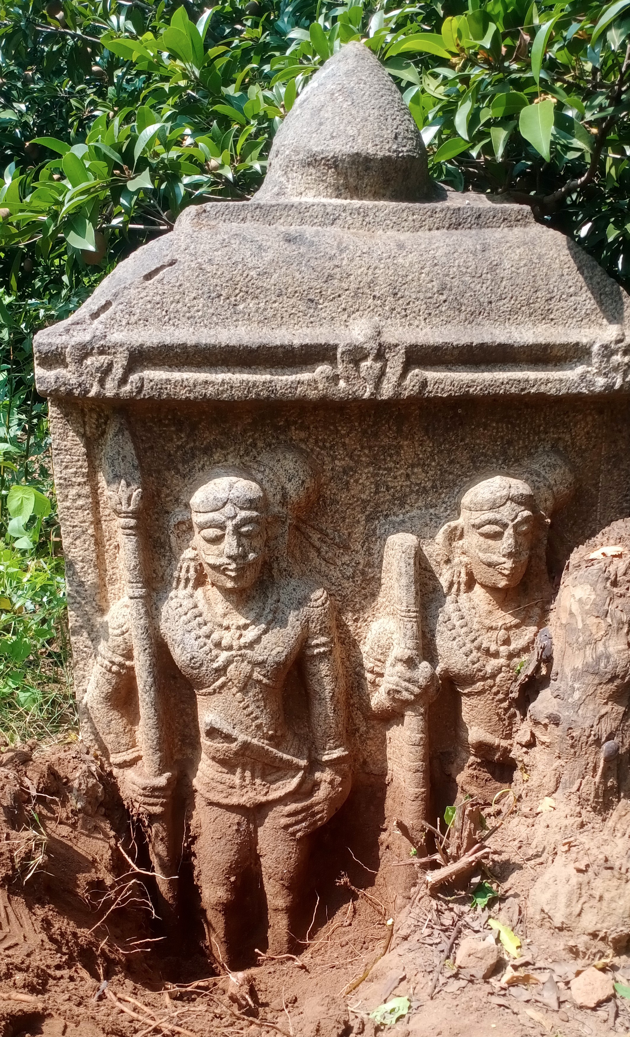 சகோதரர்கள் நடுகல்