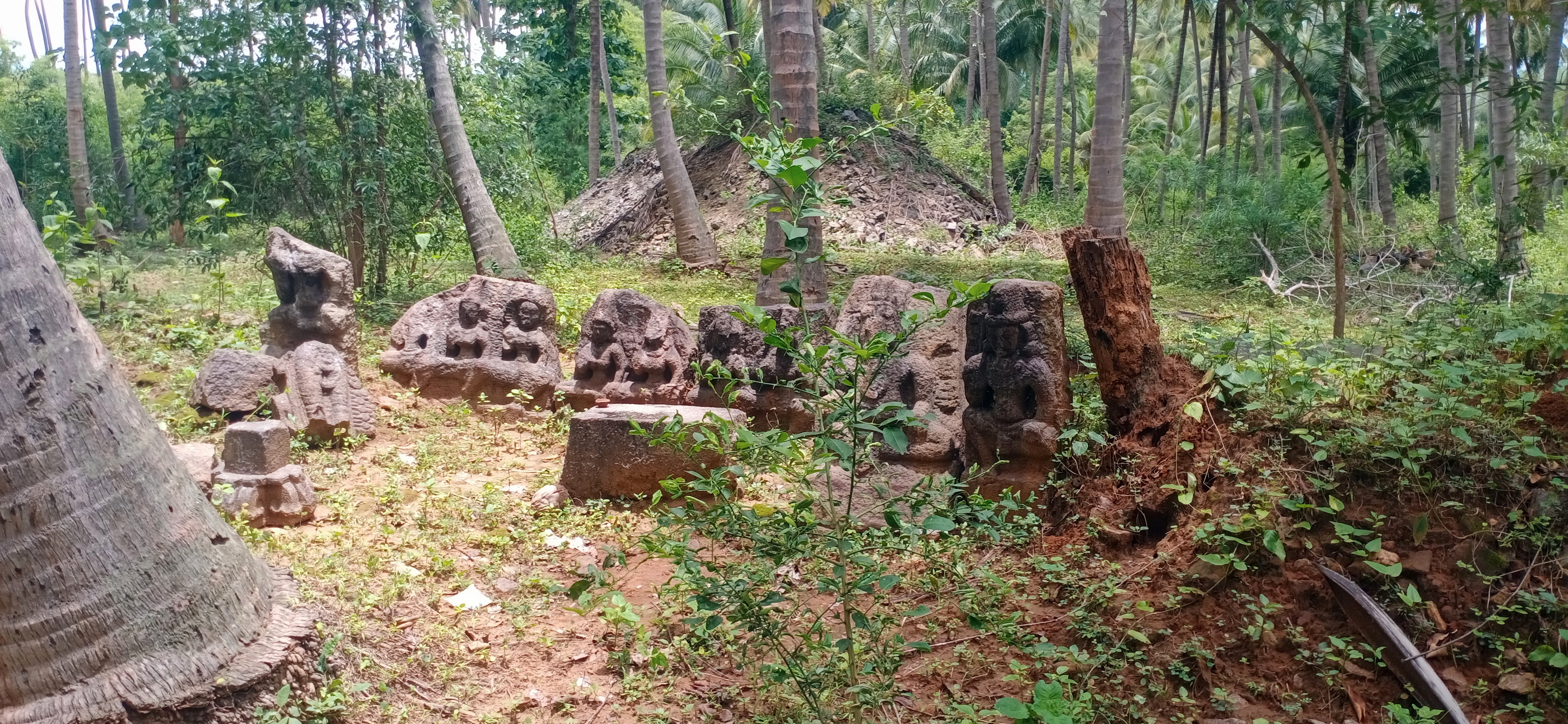தென்னந்தோப்பில் வைக்கப்பட்டுள்ள சிற்பத் தொகுதி