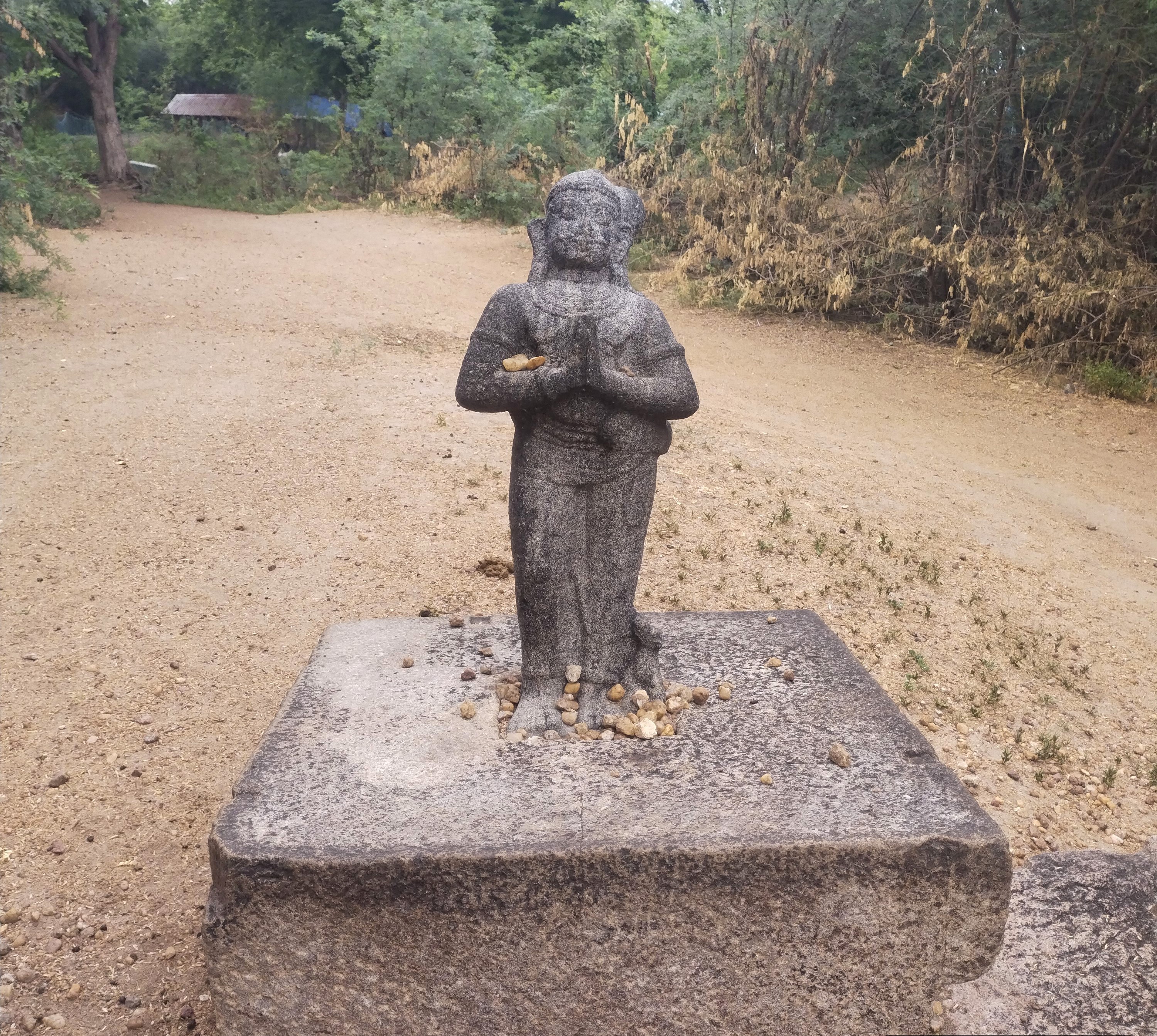 காவல் வீரன் நடுகல் சிற்பம்