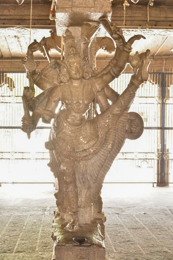 உலகளந்தப் பெருமாள் தூண் சிற்பம்