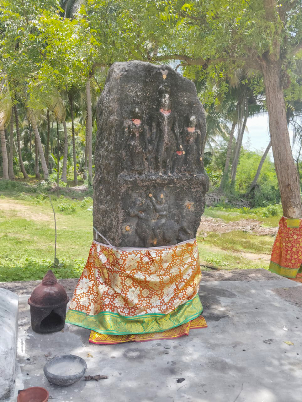 மேடையின் மேலுள்ள நடுகல்