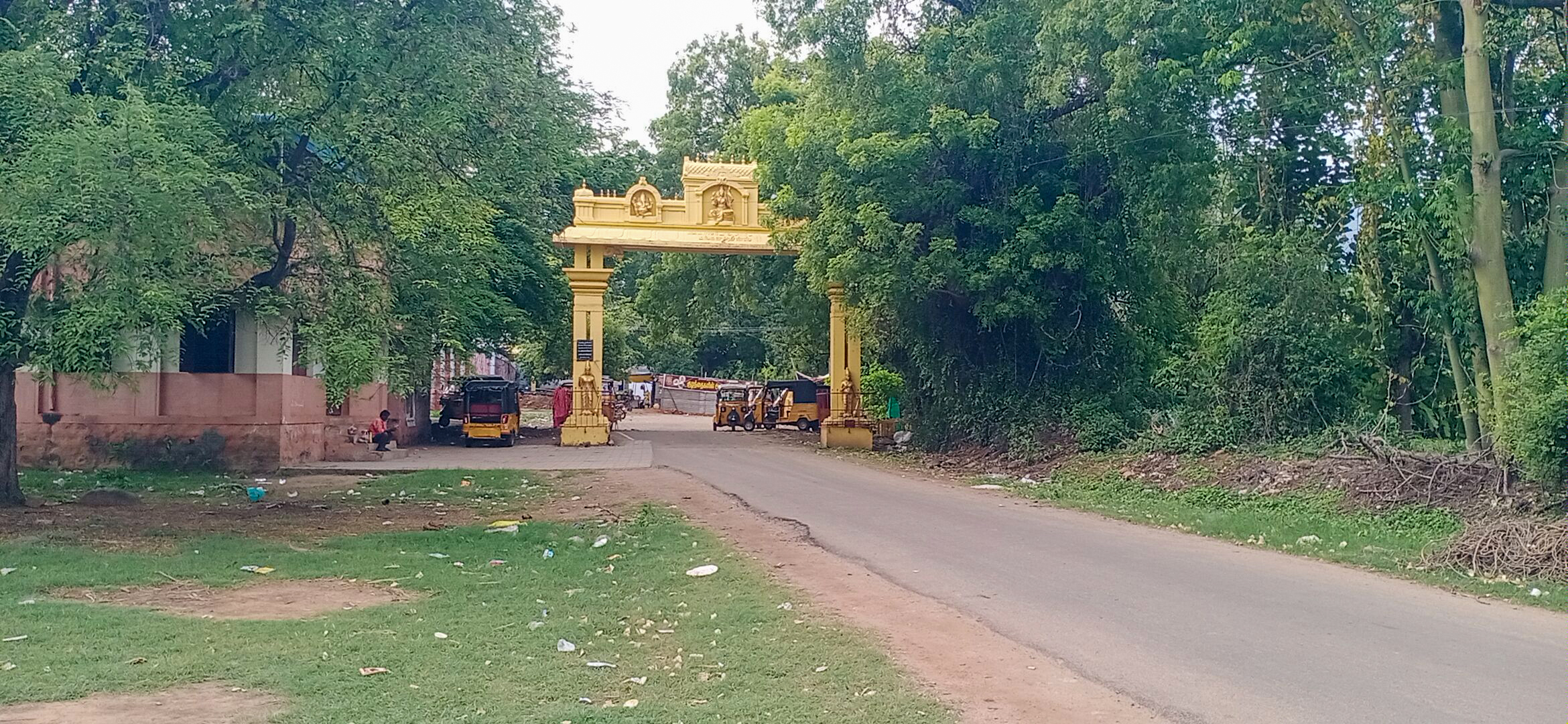 மூங்கிலணை காமாட்சி அம்மன் கோயில் நுழைவாயில்