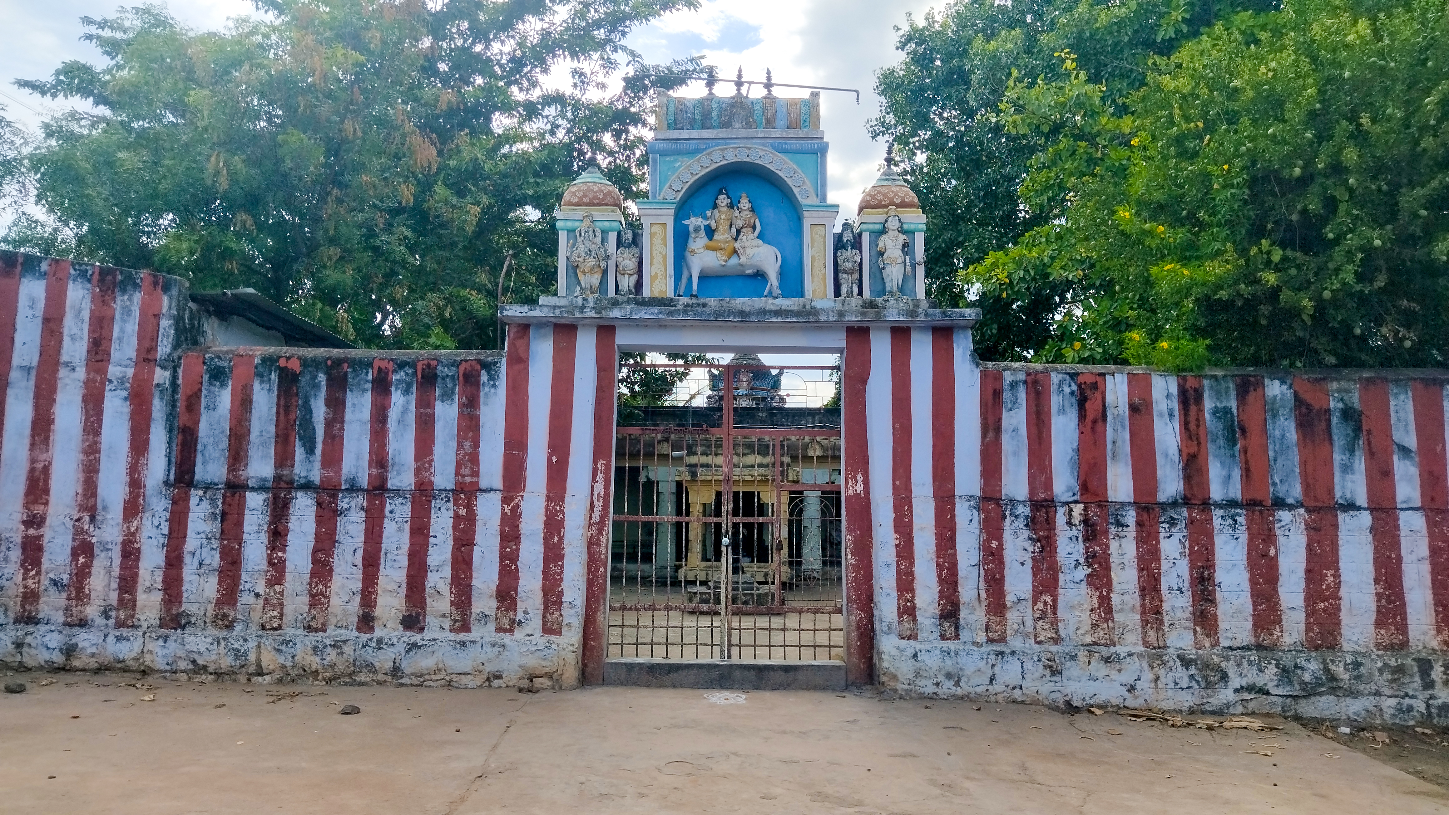 திருநீலகண்டேஸ்வரர் கோயில் நுழைவாயில்