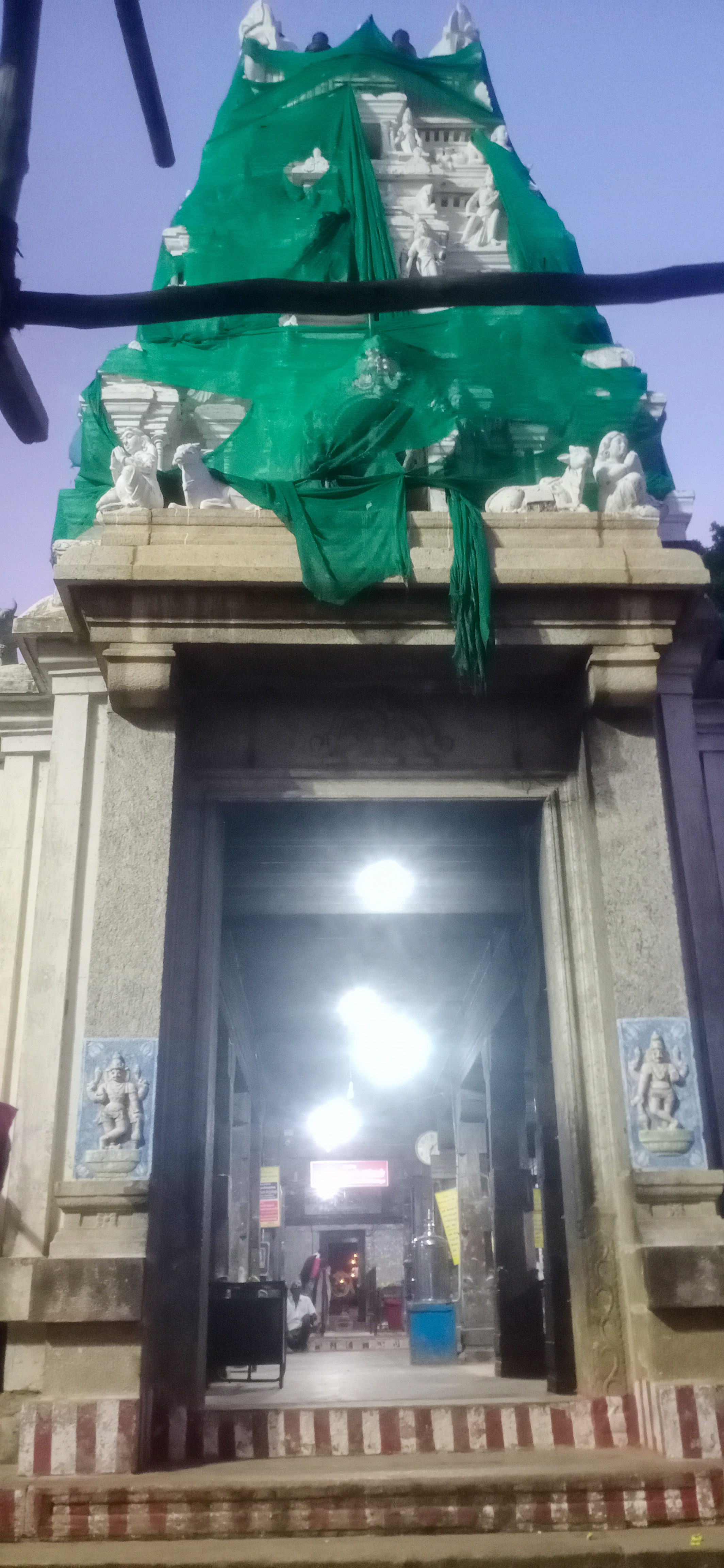 சிவன் கோயில் நுழைவாயில்