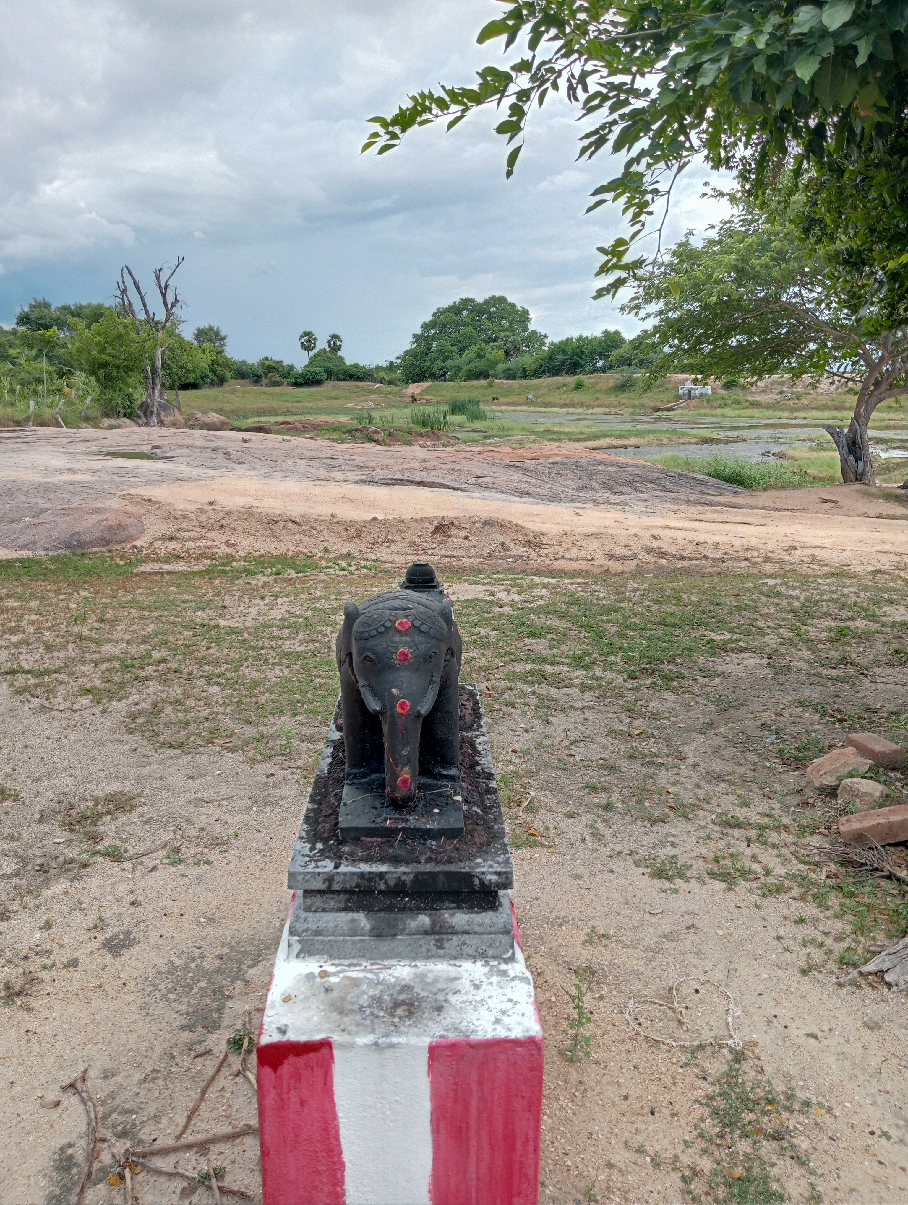 பெருங்காட்டு அய்யனார் கோயிலிலுள்ள யானை சிற்பம்