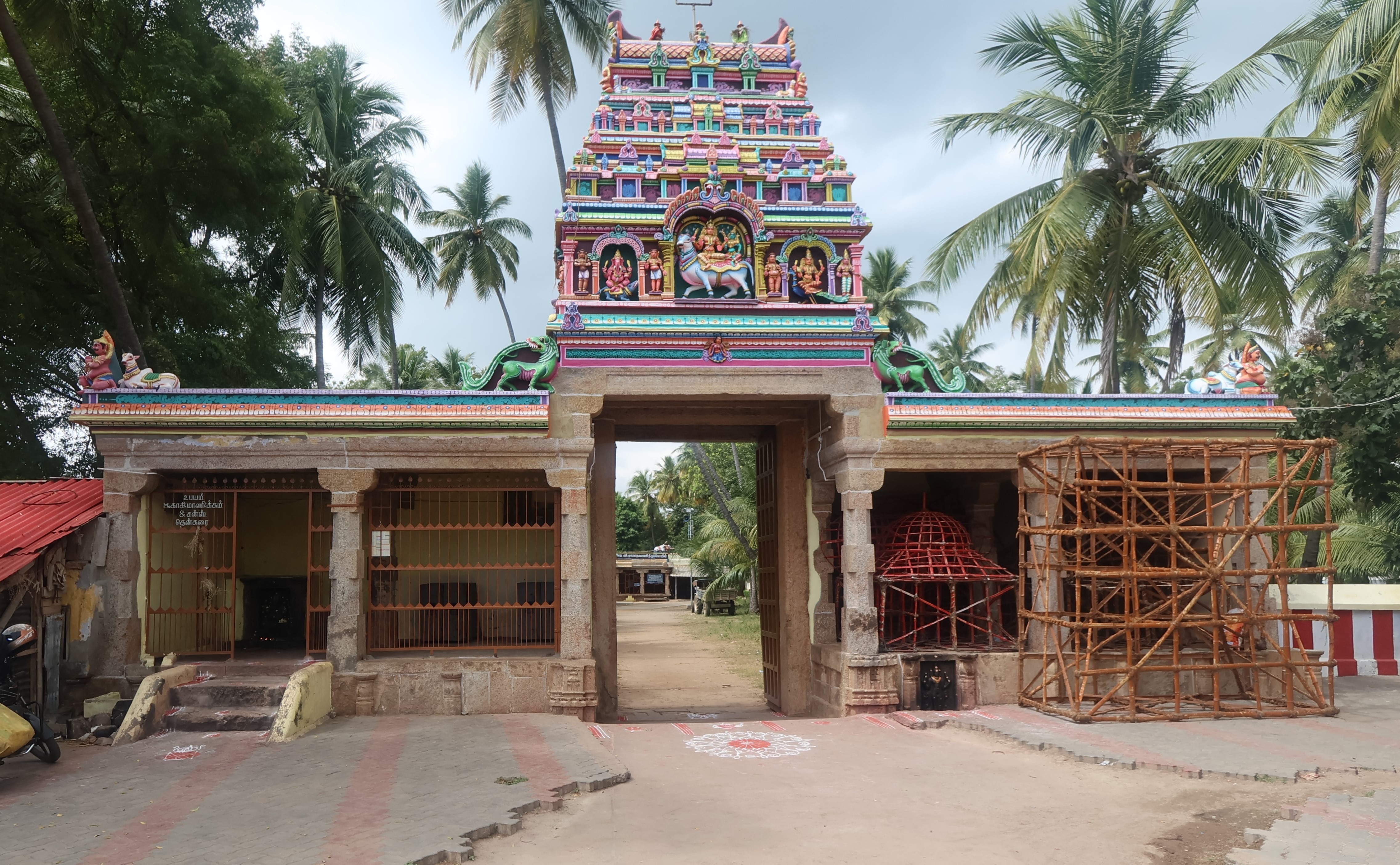மூலநாதசுவாமி கோயில் நுழைவாயில்